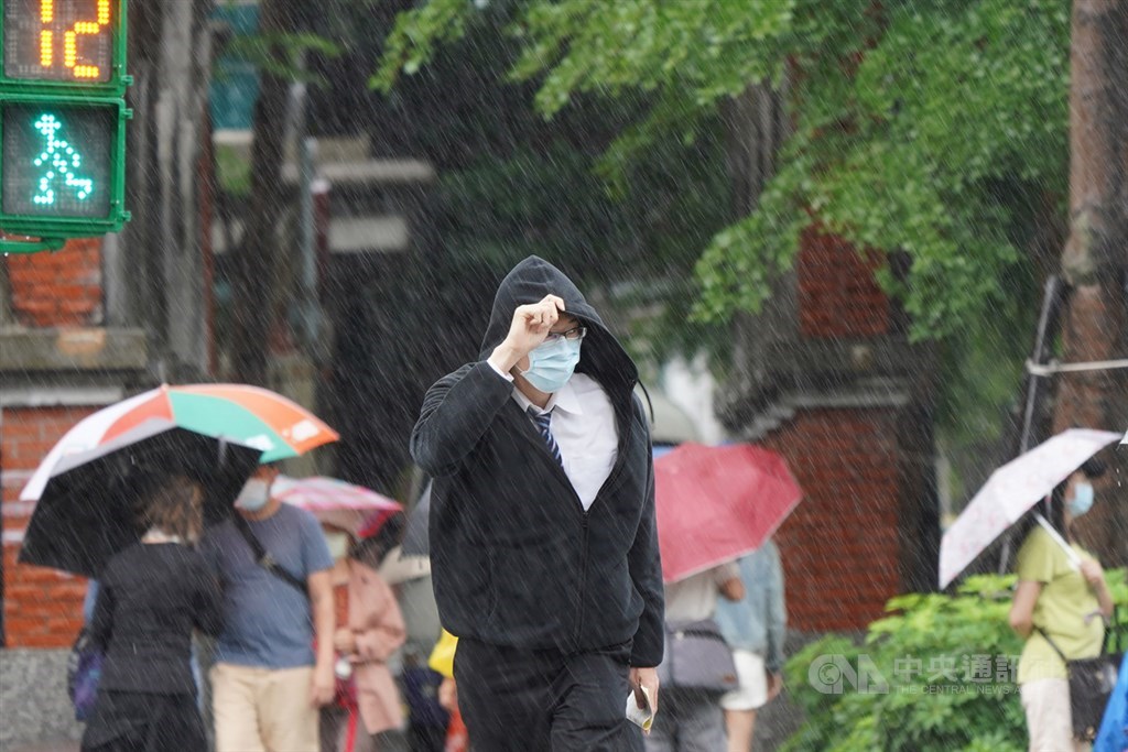 中央氣象局表示,27日入夜後雨勢會稍微緩和,但28日仍受到鋒面影響,還是會下雨。(中央社檔案照片)