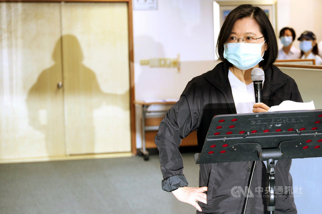 民進黨主席蔡英文(圖)27日在民進黨中央黨部出席中執會,會中指出她與行政院長蘇貞昌討論達成共識,由行政院組一個專案,對香港的朋友提出一個人道救援的行動方案,這個專案將由陸委會負責規劃,希望陸委會在最短時間內提出規劃,向社會大眾說明。中央社記者吳家昇攝 109年5月27日