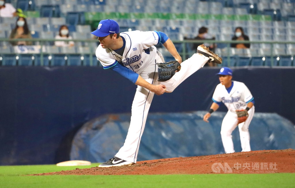 富邦悍將先發投手羅力27日7局僅失2分,加上李宗賢敲超前2打點三壘安打,悍將以5比2擊退樂天桃猿,奪3連勝,羅力連2場先發都對桃猿奪勝。(富邦悍將提供)中央社記者楊啟芳傳真 109年5月27日