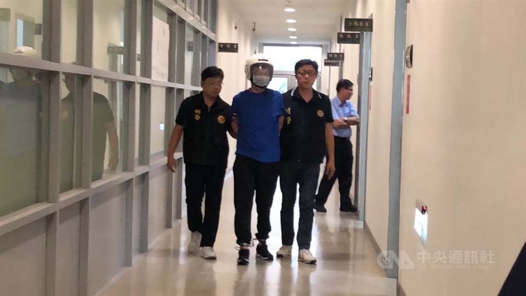 位於台中市大雅區的兆豐銀行中科分行22日中午遭1名男子持槍闖入,搶走新台幣19萬餘元後,騎機車逃逸,警方27日逮捕1名涉案男子(中),後續正由檢警偵訊,釐清案情。中央社記者趙麗妍攝 109年5月27日
