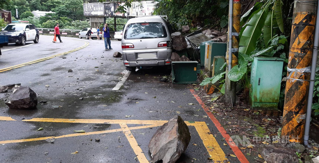 苗栗縣泰安鄉山區苗62線道路10公里處,27日下午發生落石砸車意外,停在山壁旁一輛廂型車遭多顆落石砸中,車體右半側及擋風玻璃嚴重毀損,所幸駕駛當時不在車內,躲過一劫。(民眾提供)中央社記者管瑞平傳真 109年5月27日