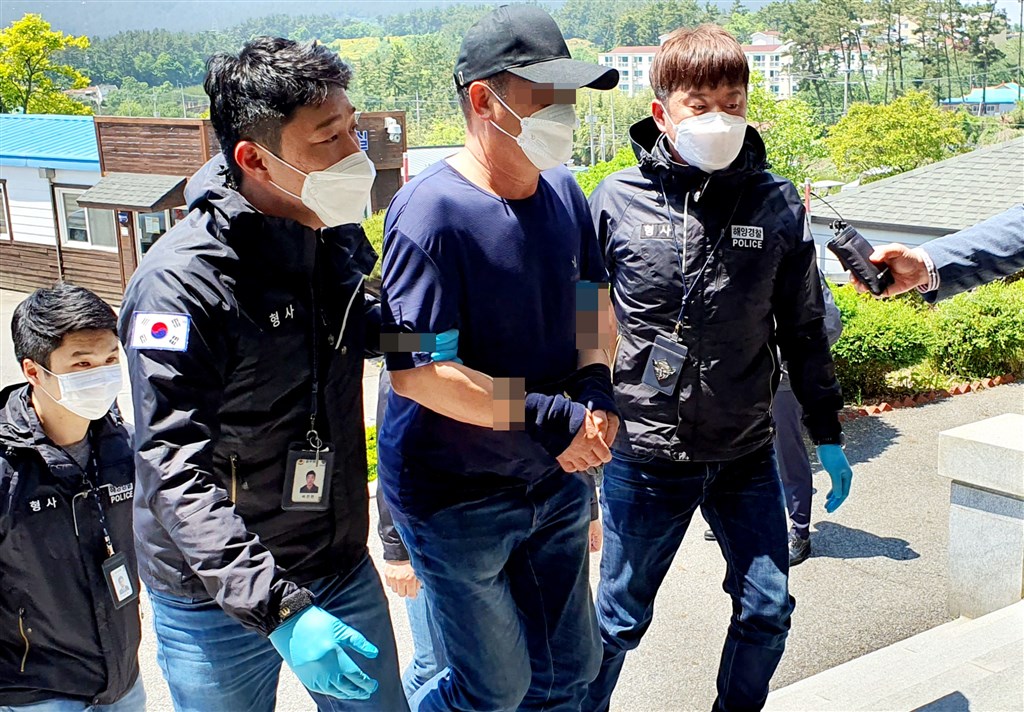 韓國西部忠清南道泰安郡日前出現疑似偷渡客棄置的小船,泰安郡海警表示,已逮捕其中一名中國籍嫌犯,同行的其他5人仍下落不明。(韓聯社提供)