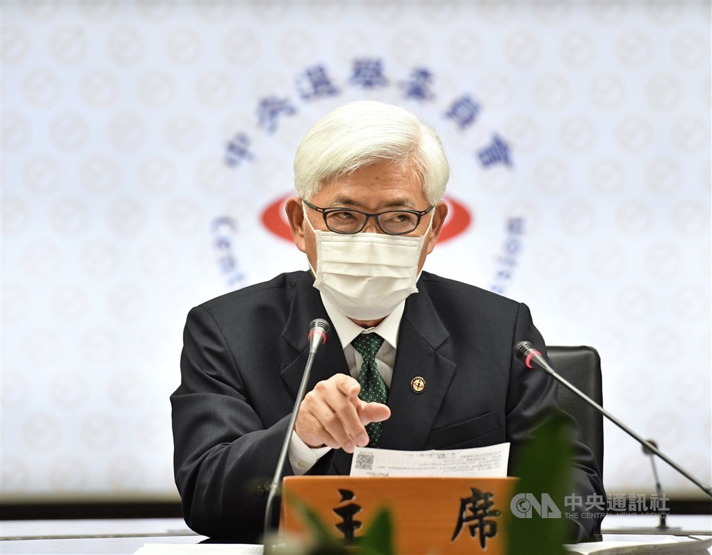 媒體報導批評中選會成行政體系罷韓先鋒,對此中選會表示,「依法辦理罷免案選務工作,何錯之有?」圖為中選會主委李進勇。(中央社檔案照片)