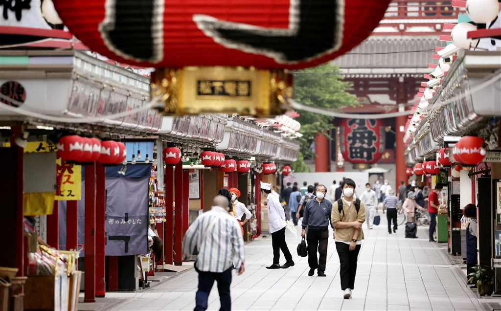 日本「緊急事態宣言」25日全面解除,東京淺草的仲見世商店街26日仍人潮稀少。(共同社提供)