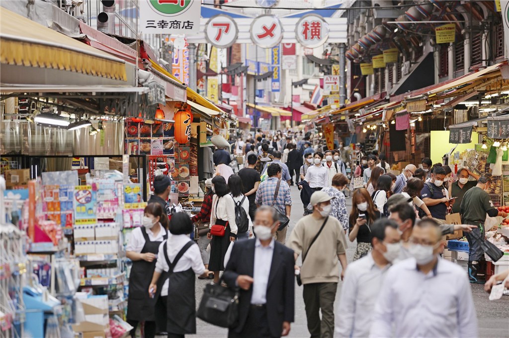 日本25日解除緊急事態宣言,東京市民迎接與新型冠狀病毒共處的「新日常」。圖為26日御徒町阿美橫丁人潮。(共同社提供)