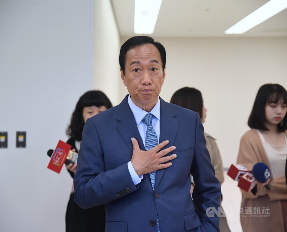 週刊報導,鴻海創辦人郭台銘(前)追加捐贈台大癌醫的款項遲遲未入帳。台大癌醫院長鄭安理27日召開記者會駁斥,強調郭台銘捐贈款項將逐步到位。(中央社檔案照片)