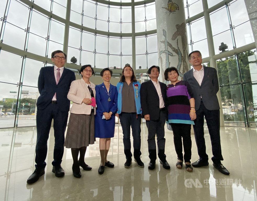立法院內政委員會27日上午考察海峽交流基金會並舉行台商座談會。圖為國民黨立委陳玉珍(中)等人與海基會董事長張小月(左3)在海基會一樓合影。中央社記者賴言曦攝 109年5月27日