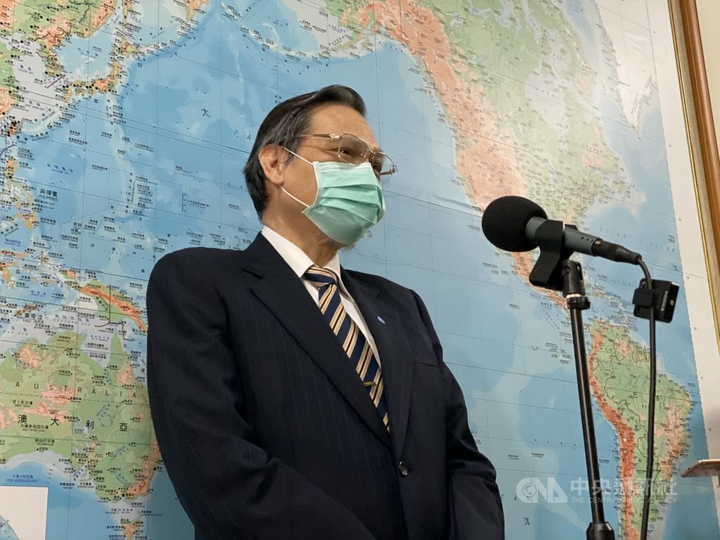 陸委會主委28日上午表示,針對香港人道救援行動方案,政府基於「居留、安置、照顧的」3大目標,提出4原則作為依據,以達成目標。中央社記者賴言曦攝 109年5月28日