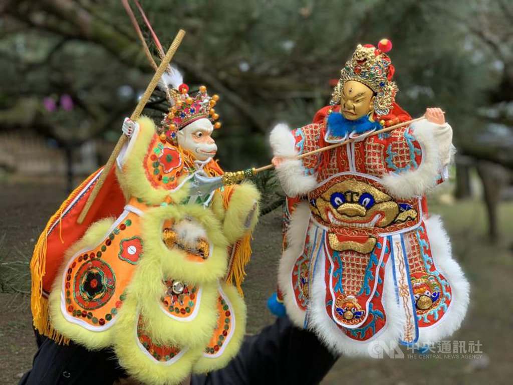 花蓮縣文化局邀布袋戲劇團西田社藝術下鄉,30日下午在玉里鎮協天宮廣場演出「西遊記之大鬧天宮」。(花蓮縣文化局提供)中央社記者李先鳳傳真 109年5月28日