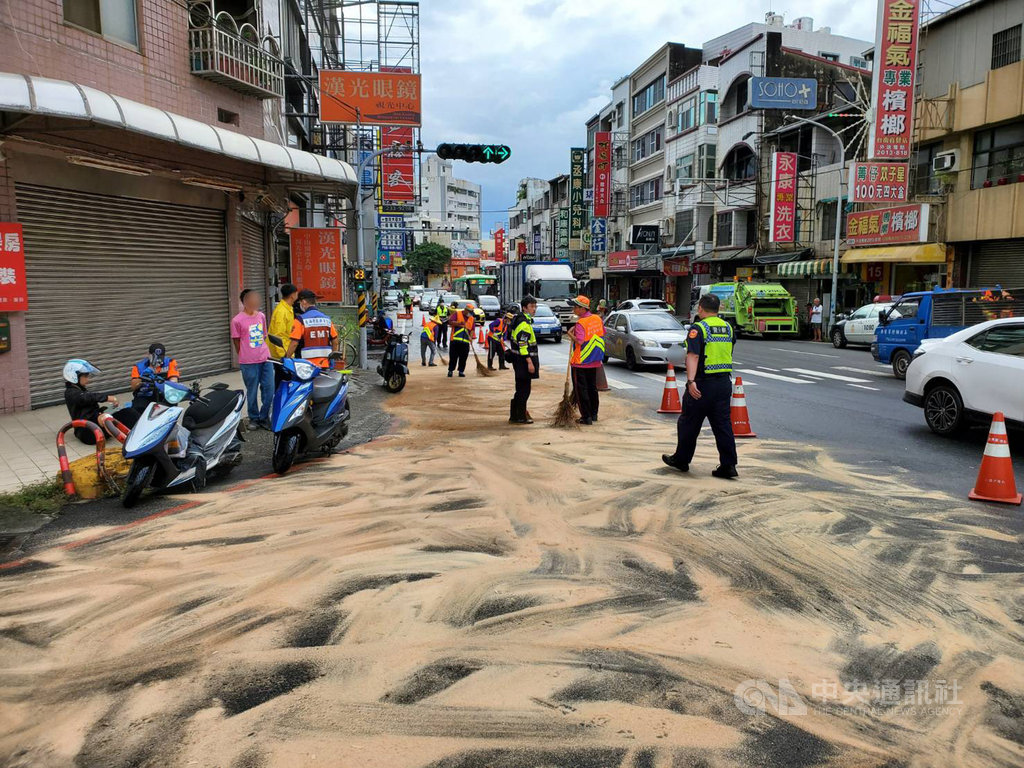 台南市一輛動力機械車28日上午行經永康區中山北路時,因車體漏油,造成沿途100公尺7輛機車自摔倒地,7名騎士輕傷,現場油漬一片。(台南市警局提供)中央社記者張榮祥台南傳真 109年5月28日