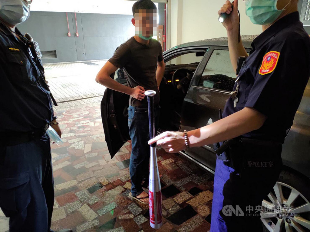 一對母子27日在高雄市鳳山區一家摩鐵被3名男子押走,警方獲報後展開圍捕,循線在大社區攔下犯嫌車輛,救出被害母子。(警方提供)中央社記者程啟峰傳真 109年5月28日