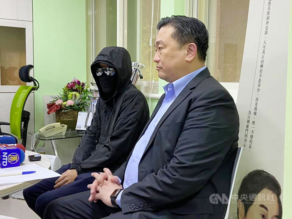 民進黨立委王定宇(右)28日與一名曾參與運動的香港抗爭者(左)舉行記者會。媒體詢問,面對警察的暴力時是否感到害怕;抗爭者表示,「我更害怕沒有自由啊」。中央社記者陳俊華攝 109年5月28日