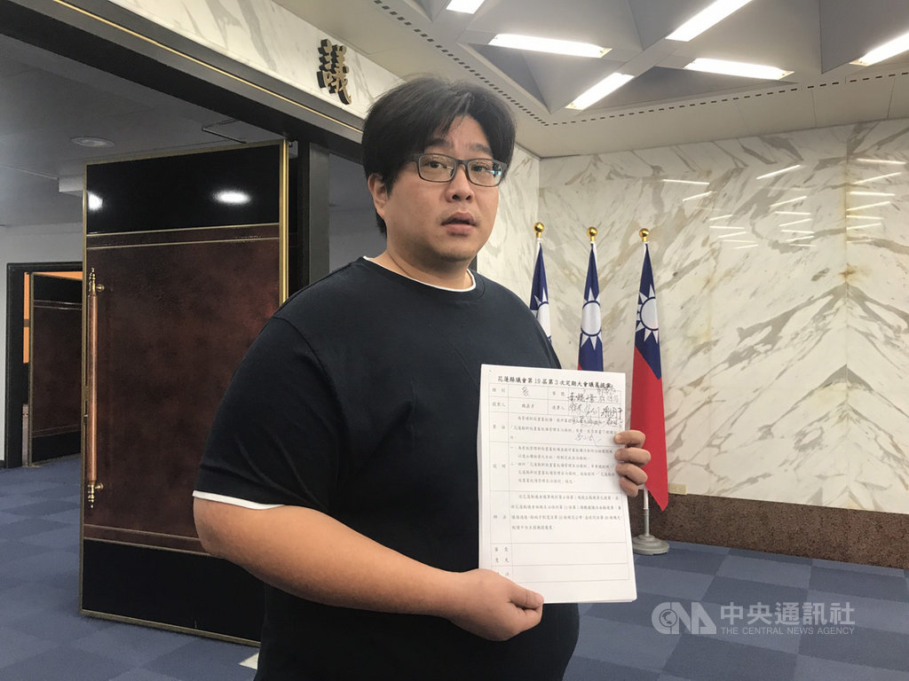 花蓮縣議會28日舉行第19屆第3次定期大會,議員魏嘉彥提緊急臨時動議,闖關自訂的新設置畜牧場管理自治條例版本,獲8名議員附議、主席裁示,正式進入議程,成為全縣第一個針對新設畜牧場管理的正式提案。中央社記者張祈攝 109年5月28日