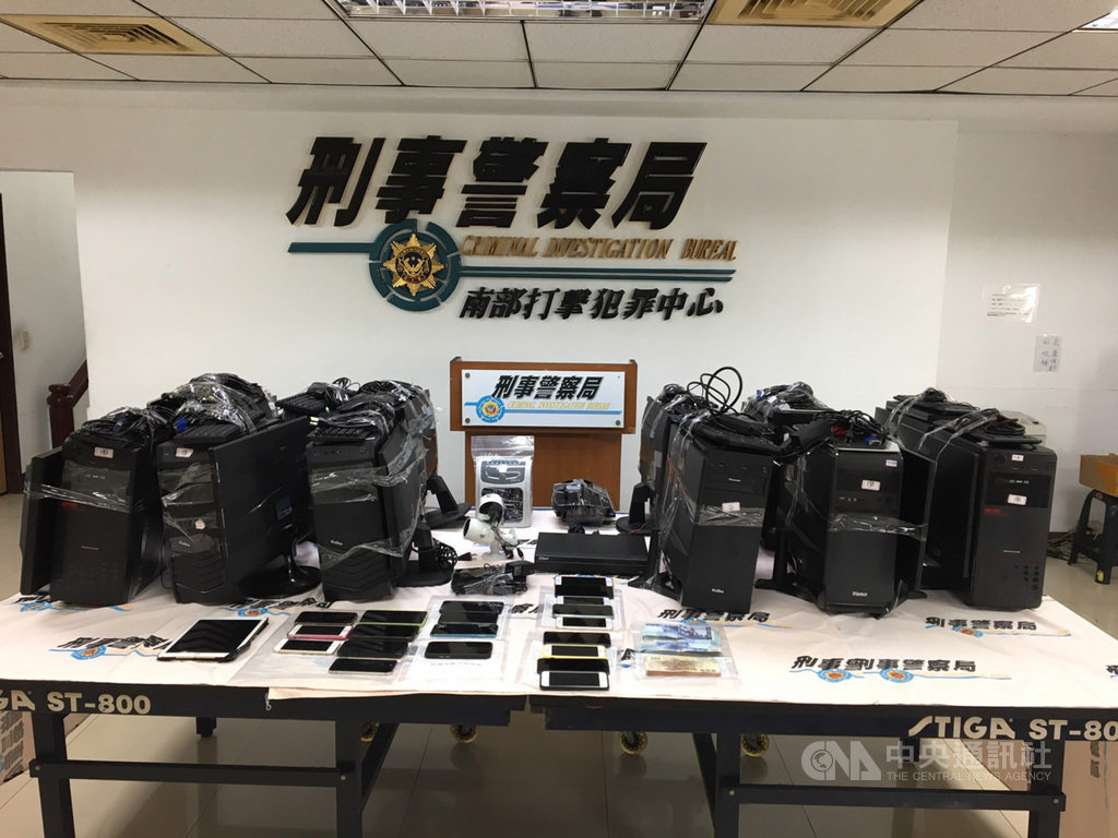 刑事局南部打擊犯罪中心日前在台南市查獲網路博奕兼色情應召站,逮捕13名男女到案,並查扣電腦21台、手機43台、平板電腦2台、監視器、現金新台幣21萬餘元等證物,全案28日宣布偵破。(警方提供)中央社記者程啟峰傳真 109年5月28日