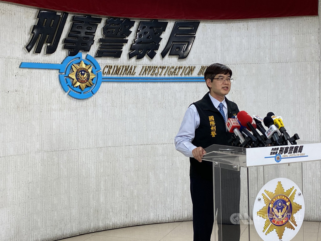 刑事局國際科第二隊隊長蘇立琮(圖)28日表示,美國男通緝犯泰勒持冒名加拿大護照來台,藏台12年,且涉及家暴案件,刑事局接獲檢舉情資並和美方合作偵辦,於108年6月將他逮捕,日前遣返出境。中央社記者黃麗芸攝 109年5月28日