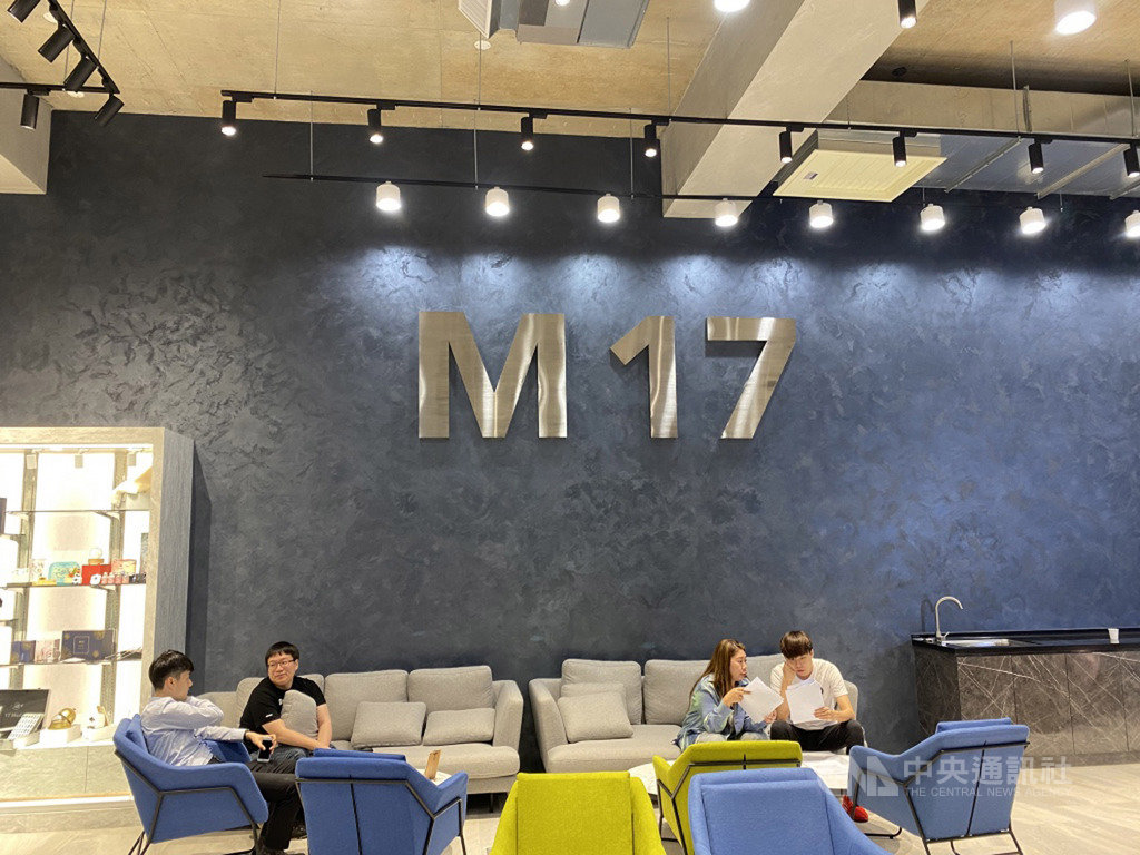 社交娛樂集團M17於28日首度公開新大樓樣貌,1樓迎賓大廳採挑高設計,設有座位區可洽談公事。中央社記者吳家豪攝 109年5月28日