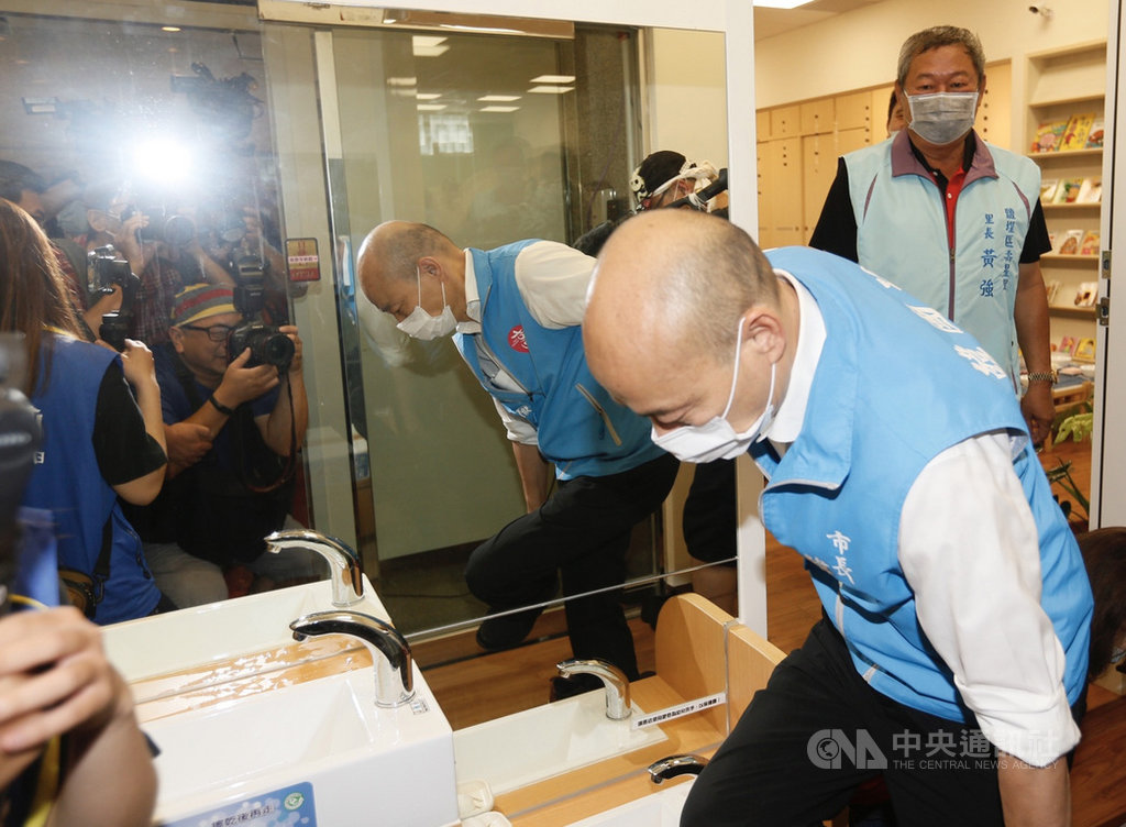 罷韓投票倒數,高雄市長韓國瑜(前右)28日到鹽埕區出席公共托育家園開幕典禮,面對媒體始終不發一語,活動結束後即快步離去。中央社記者董俊志攝 109年5月28日