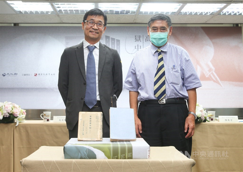國家人權博物館28日舉行「高一生獄中家書」新書發表會,國家人權博物館長陳俊宏(左)、高一生次子高英傑(右)出席。中央社記者謝佳璋攝 109年5月28日