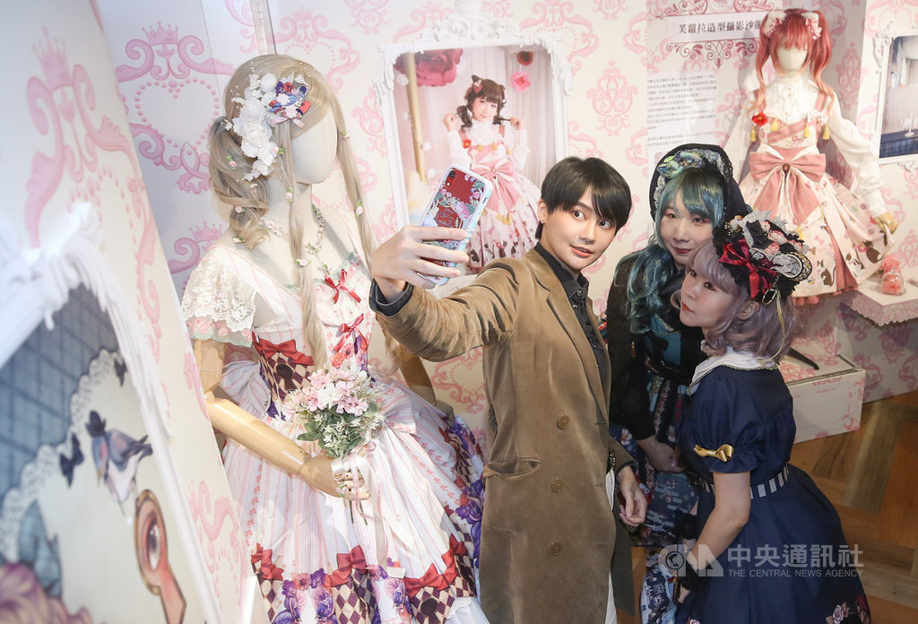文化內容策進院今年3月重新打造台灣漫畫基地場館定位,28日正式對外開放,立委賴品妤(前左)表示,希望漫畫基地不管是業界人士或是漫畫同好,都能在這裡交流,讓漫畫產業更加蓬勃。圖為賴品妤參觀台灣漫畫基地舉辦的「花漾蘿漫史-蘿莉塔時尚特展」。中央社記者張新偉攝 109年5月28日