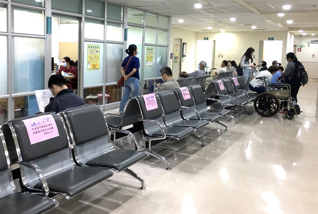 疫情指揮中心28日公布,醫院探病再度鬆綁,住院7天以上的病人,開放每天一時段、每床能有2名訪客探視。圖高雄醫學大學附設中和紀念醫院候診區採梅花座。(中央社檔案照片)
