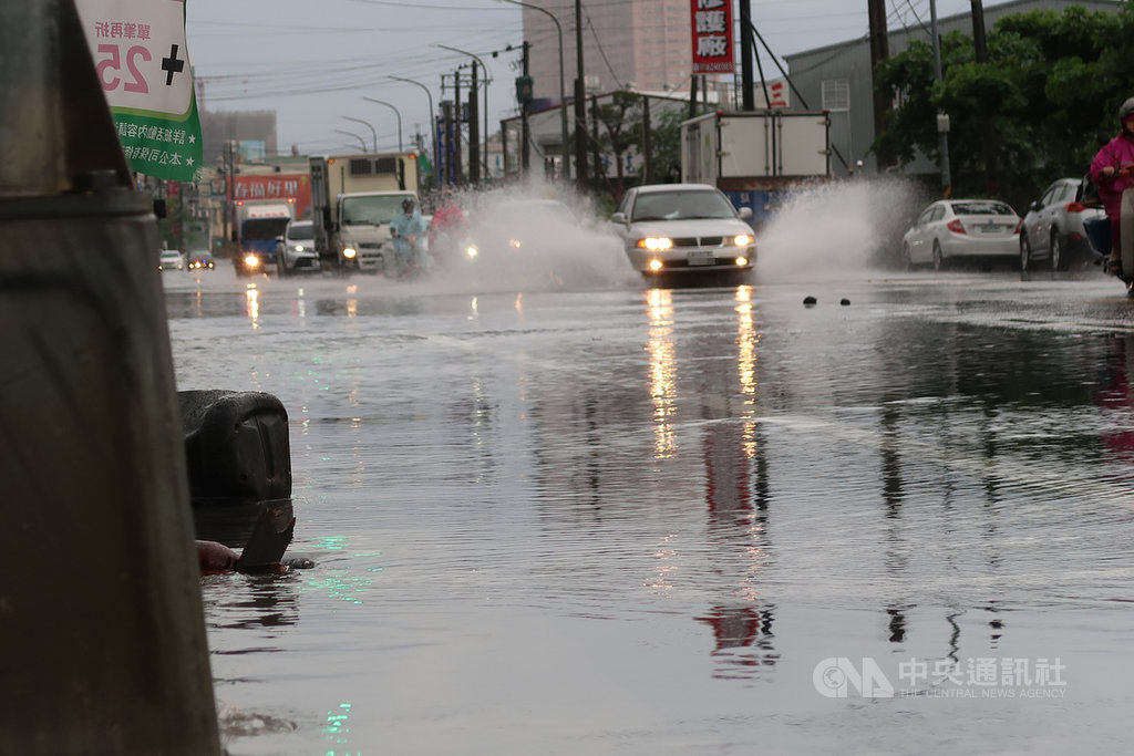 高雄市28日清晨豪雨，岡山區嘉峰路積水難行，上班尖峰時間，交通十分不便。中央社記者王淑芬攝 109年5月28日