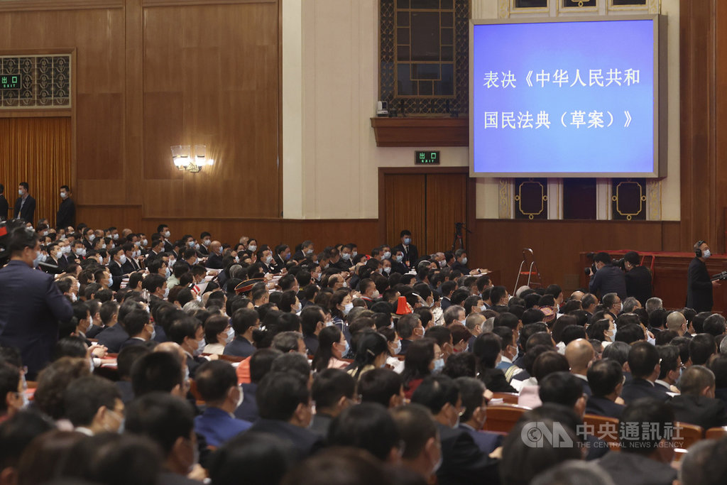 中國13屆全國人民代表大會三次會議28日在北京舉行閉幕式,會上通過了中國首部民法典,自2021年元旦起實施。(中新社提供)中央社 109年5月28日