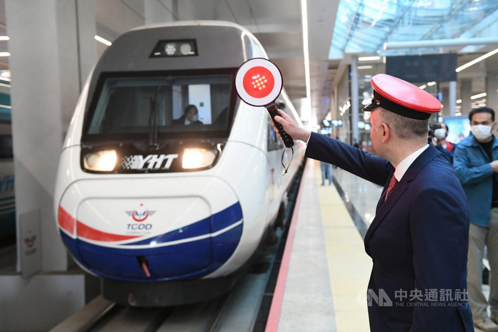 土耳其高速鐵路於28日恢復營運,運輸和基礎設施部長卡拉伊斯馬伊歐魯(圖)在安卡拉站第5月台放行首發車。(土耳其運輸和基礎設施部提供)中央社記者何宏儒安卡拉攝 109年5月28日