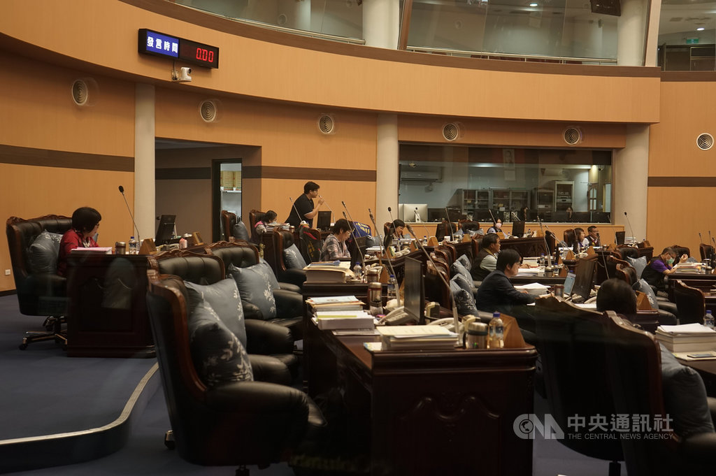 卜蜂集團在花蓮籌設6處養雞場,引發地方反彈,花蓮縣議員魏嘉彥在28日上午議程,提緊急臨時動議,闖關自訂的新設置畜牧場管理自治條例草案版本。中央社記者張祈攝 109年5月28日