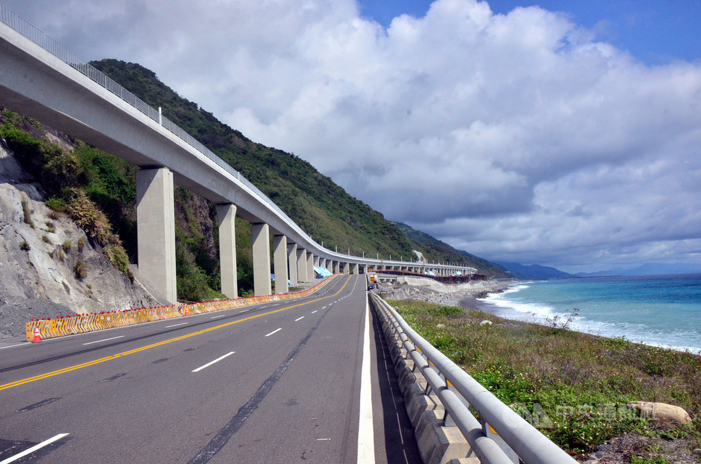 被譽為環島鐵路最美的一段鐵道-台東多良段新線28日通車,高架鐵道依山傍海,曲線型的鐵道又像盤據山頭的巨龍,將會是環島鐵路最美的一段。中央社記者盧太城台東攝 109年5月28日
