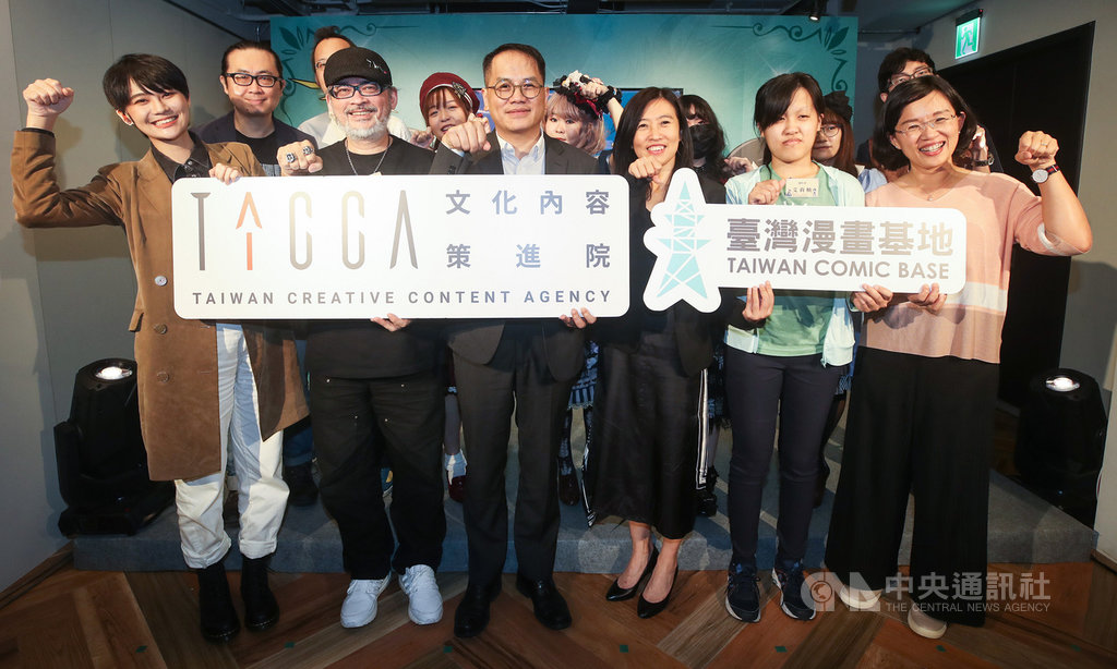 文化內容策進院今年3月重新打造台灣漫畫基地場館定位,28日正式對外開放,立委蘇巧慧(前右)、賴品妤(前左)等都到場見證。中央社記者張新偉攝 109年5月28日