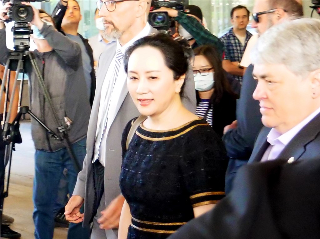 加拿大卑詩省最高法院27日裁決華為財務長孟晚舟(前中)涉及犯行符合雙重犯罪,引渡程序繼續進行。圖為孟晚舟聽完宣判離開法院。(安納杜魯新聞社提供)