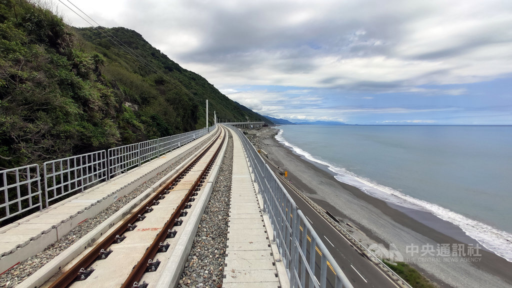 被譽為環島鐵路最美的一段鐵道-台東多良段新線28日通車,高架鐵道依山傍海,乘客坐在車廂內,感覺火車宛如漂浮在海上。中央社記者盧太城台東攝 109年5月28日