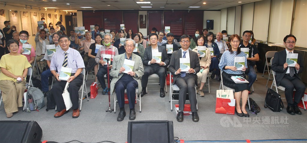 國家人權博物館28日舉行「高一生獄中家書」新書發表會,帶領讀者一同見證原住民族轉型正義的里程碑。中央社記者謝佳璋攝 109年5月28日