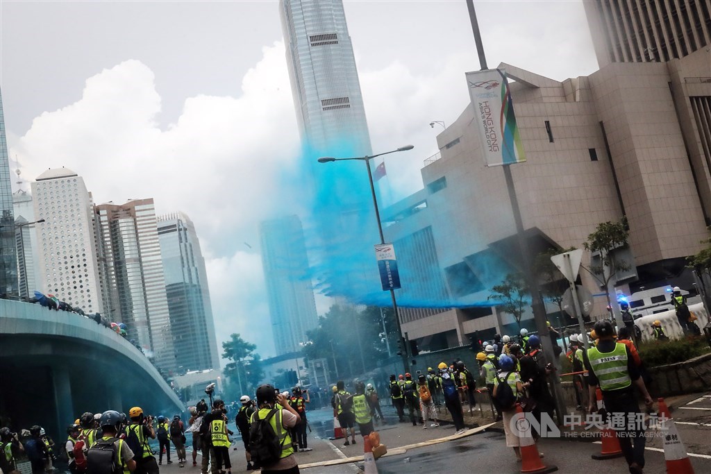 英國通訊管理局調查發現,中國國有的中國環球電視網(CGTN)2019年報導香港抗爭相關新聞時,角度嚴重偏頗。圖為2019年831反送中,警方出動水砲車朝示威群眾噴灑藍色液體。(中央社檔案照片)