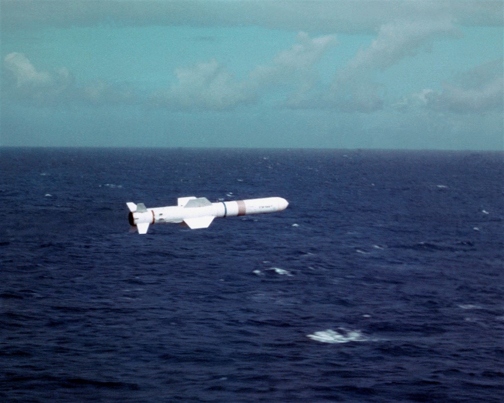 圖為飛行中的魚叉飛彈。(圖取自波音公司官網boeing.com)