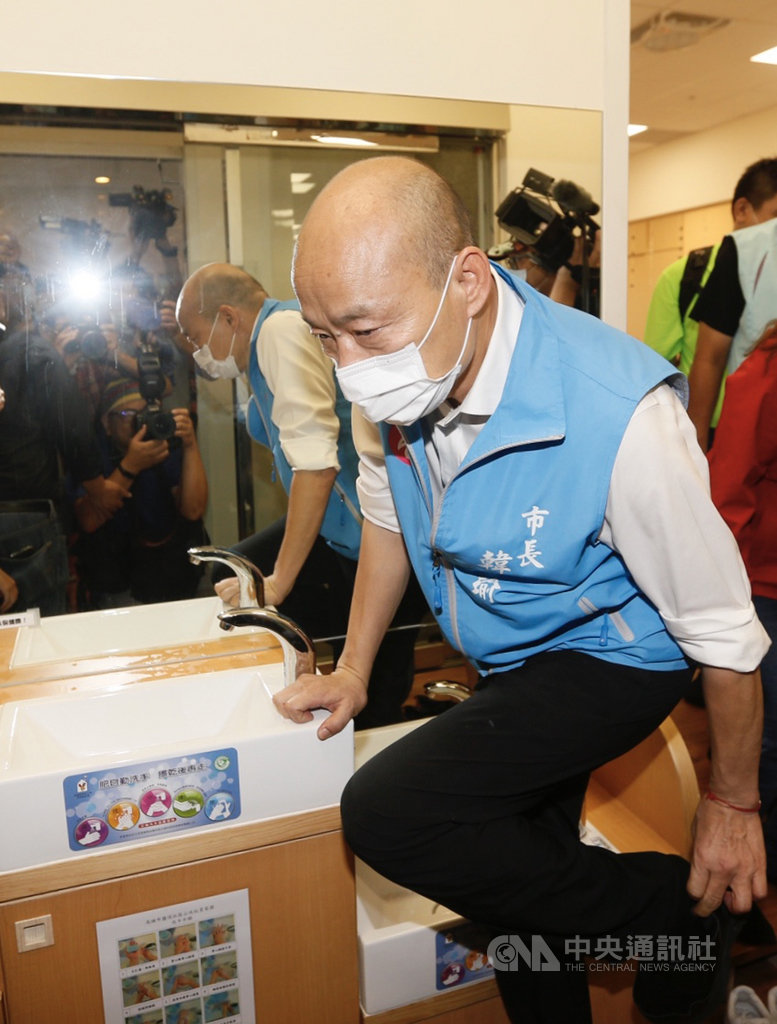 高雄市長韓國瑜(前)28日出席鹽埕社區公共托育家園開幕揭牌儀式,並現場參觀環境,了解嬰幼兒托育情形。中央社記者董俊志攝 109年5月28日
