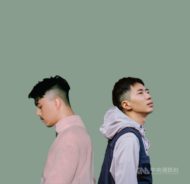 歌手鄭興(右)推出新專輯「眼淚博物館」,新歌「陽台」找來歌手HUSH(左)合作。(洗耳恭聽與相知音樂提供)中央社記者王心妤傳真 109年5月28日