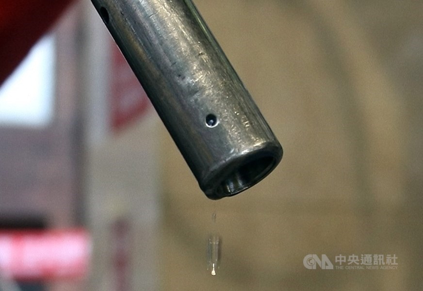 根據中油浮動油價公式,估汽、柴油6月1日凌晨零時起將分別調漲新台幣1.1元、0.9元,92無鉛汽油重回20元以上水準,每公升20.7元,創近3個月來新高。(中央社檔案照片)