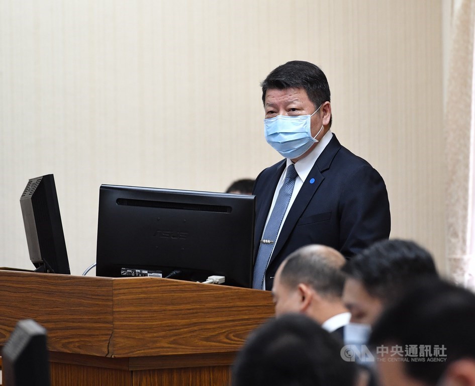 國防部軍政副部長張哲平上將(後)28日針對於外交部長吳釗燮提到中國下一步可能對台動武一事表示,國軍對台海周邊任何國家、中共的機艦活動都能有效掌握應處,至於攻台一說,中國從來沒有放棄以武力犯台,國軍對於周邊情況都會強化監偵作為,並有效掌握。中央社記者王飛華攝 109年5月28日