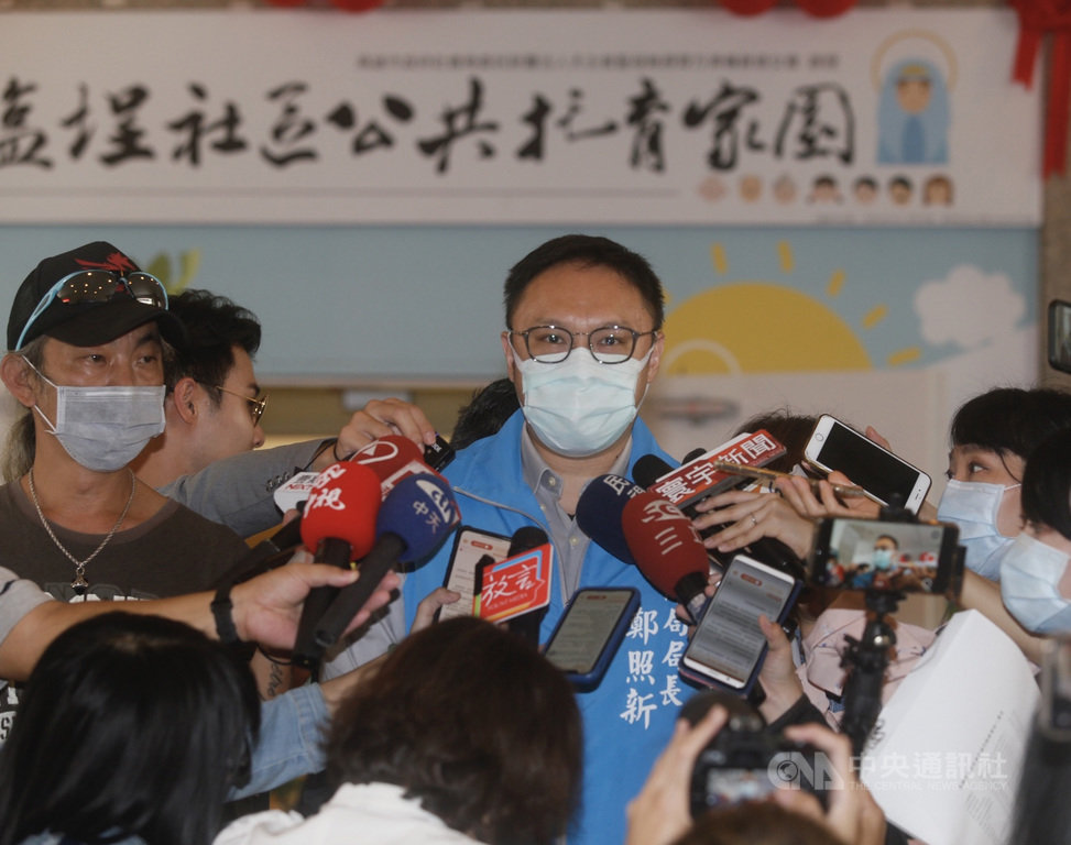 前高雄縣長楊秋興28日在臉書批評高雄市長韓國瑜,並列出數項韓國瑜不適任的理由,呼籲民眾挺身罷免;市府新聞局長鄭照新(中)接受媒體聯訪時回應,楊秋興基於情緒,常常有激憤之詞,呼籲愛護市府的人體諒,勿因此批評楊秋興。中央社記者董俊志攝 109年5月28日