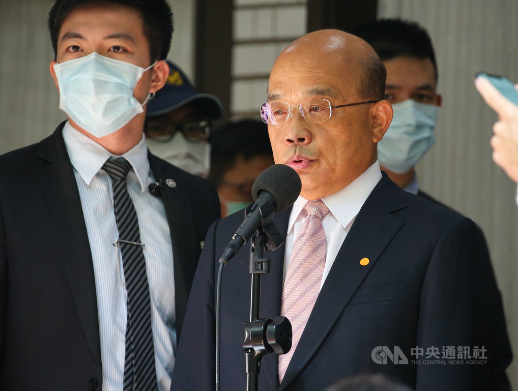 行政院長蘇貞昌(前右)29日上午前往立法院準備報告施政方針並備質詢,會前接受媒體訪問,回應有關香港局勢等問題。中央社記者謝佳璋攝 109年5月29日