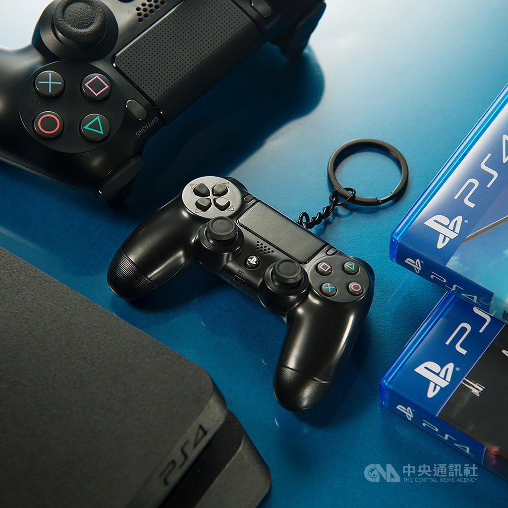 悠遊卡公司宣布取得授權,將推出遊戲主機PS4的手把DS4造型悠遊卡,感應時還會發出藍光,限量2萬8000個,電玩迷可把握機會收藏,6月3日開放預購。(悠遊卡公司提供)中央社記者陳怡璇傳真 109年5月29日