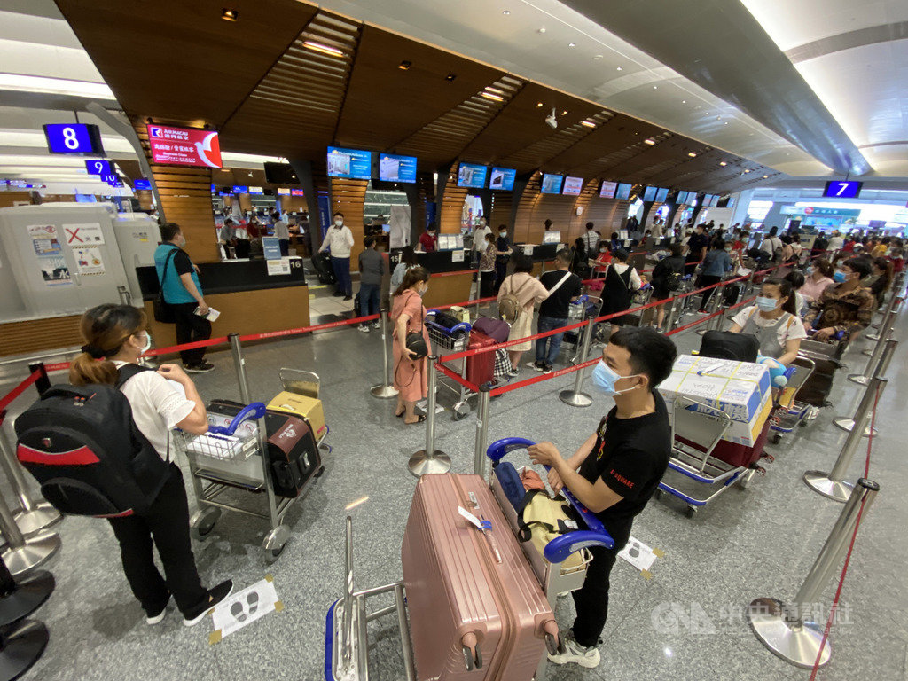 疫情爆發以來,越南29日首度派專機來台載回越南民眾,300多名越南旅客上午擠爆機場,越南航空與中華航空公司迅速為旅客辦理登機手續。中央社記者邱俊欽桃園機場攝 109年5月29日
