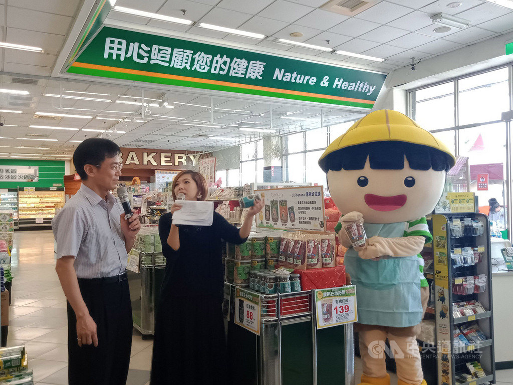 行政院農委會水保局南投分局推出「農萊在地好物」品牌,並與楓康超市合作,讓民眾可在48家門市買到彰化、南投、雲林、嘉義的優質農產品。29日在楓康超市草屯店宣傳。(水保局南投分局提供)中央社記者蕭博陽南投縣傳真 109年5月29日