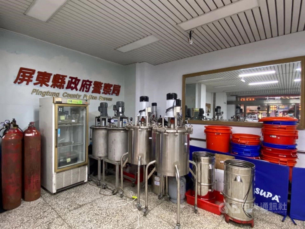 屏東縣警察局29日宣布在屏東市建國路一處民宅及貨櫃屋查獲製毒工廠,查扣市值約新台幣2000萬元的毒品及製毒器具,並查出背後金主是屏東市富二代。(屏東縣警局提供)中央社記者郭芷瑄傳真 109年5月29日