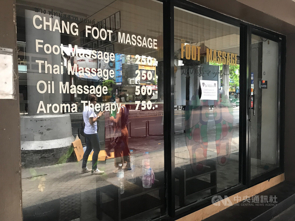 泰國疫情趨緩,疫情指揮中心宣布6月1日進行第3波解禁,允許電影院、按摩店、健身房、會展中心等開放營業。圖為曼谷席隆區關門的按摩店。中央社記者呂欣憓曼谷攝 109年5月29日