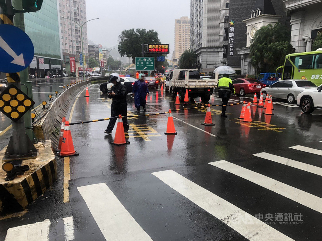 新北市新店區中興路地下道29日下午一度因雨勢過大發生積淹水情形,警方獲報後立刻派員到場進行交通管制,避免用路人誤闖受困。(新北市警方提供)中央社記者葉臻傳真 109年5月29日