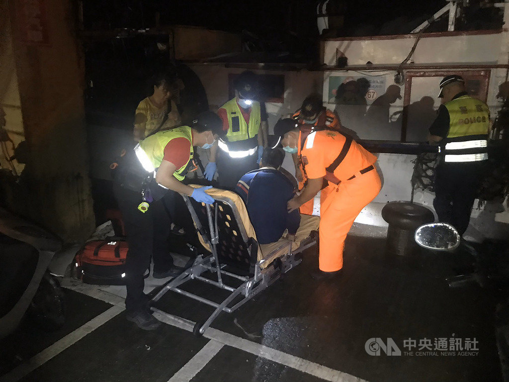 宜蘭頭城張姓漁民29日凌晨在大溪漁港騎車時,疑不慎擦撞碼頭旁漁船,導致人車卡在漁船與碼頭間隙,險象環生,所幸巡邏的岸巡人員發現後立即搶救。(海巡署提供)中央社記者沈如峰宜蘭縣傳真 109年5月29日