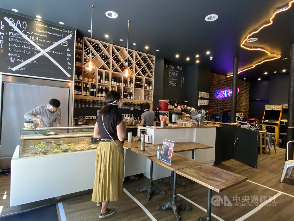 巴黎部分餐廳在地板上畫出隔線,以保持1.5公尺社交距離,員工亦戴上防護裝備。部分主打內用的店家生意大受影響,須調整菜單並轉型加強外帶服務。中央社記者曾婷瑄巴黎攝 109年5月29日