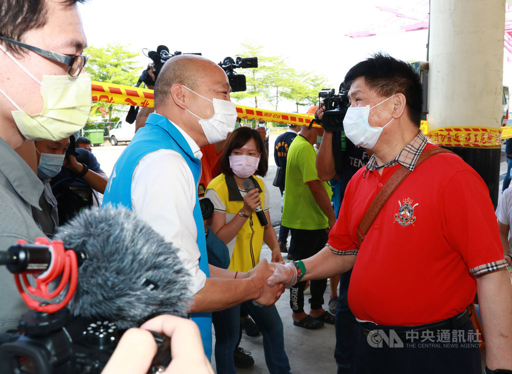 高雄市長韓國瑜(前左2)29日視察返台漁船邊境防疫作為,與船員近距離接觸、交談,並與漁船船長握手熱情相迎。指揮中心指揮官陳時中表示,不建議這麼做。(高雄市新聞局提供)中央社記者程啟峰傳真 109年5月29日